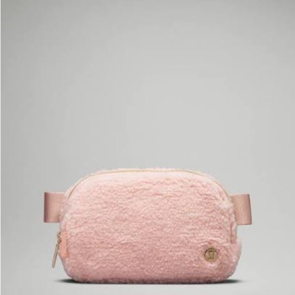 Lululemon Everywhere Sherpa Belt Bag in Pink Mist